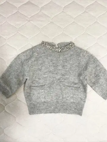 ZARA 그레이 반팔 니트 스웨터 비쥬 장식