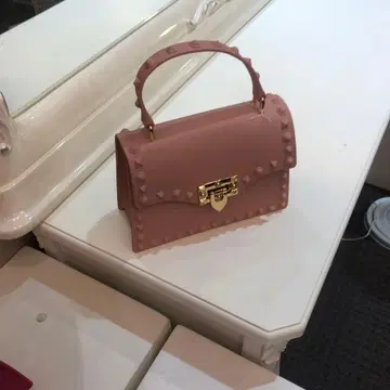 스터드 장식 핑크 핸드백