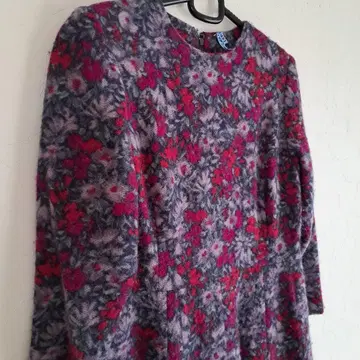 그레이와 빨간색 꽃무늬 긴팔 무릎 아래 기장 원피스