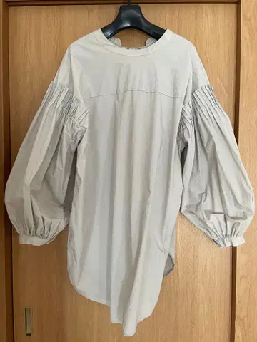 입체 볼륨 소매 블라우스 카프리슈 마쥬