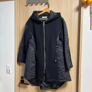 DouDou 후드 부착 블랙 퀼팅 자켓