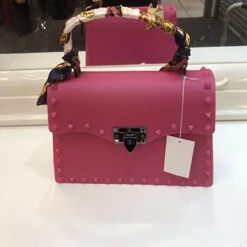 스터드 장식 핑크 숄더백