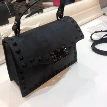 스터드 장식 블랙 숄더백
