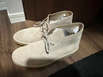 클락스 베이지 스웨이드 처카 부츠