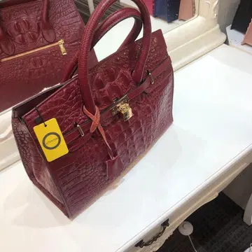 크로커다일풍 가죽 토트백 버건디