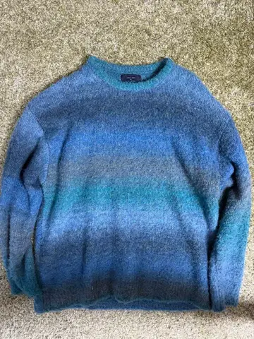 그라데이션 블루 크루넥 스웨터