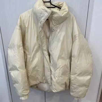 크림색 다운 자켓