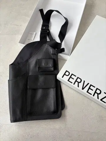 블랙 가죽 숄더백