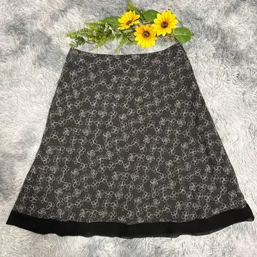 Aylesbury 무릎 기장 플레어 스커트 꽃무늬 도트 블랙 L