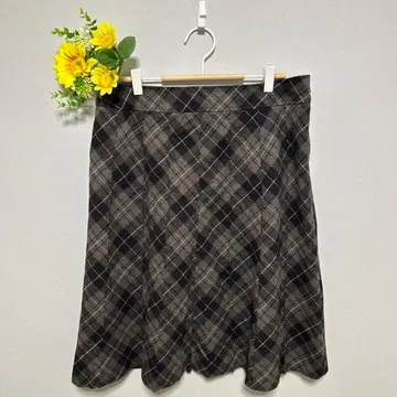 Aylesbury 무릎 기장 플레어 스커트 체크 무늬 다크 브라운 L