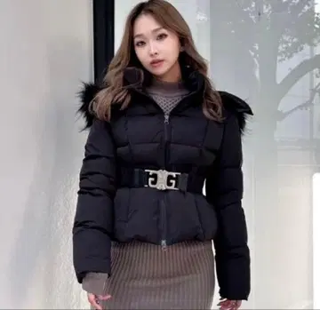 GYDA 벨트 포함 숏 다운 코트 2023