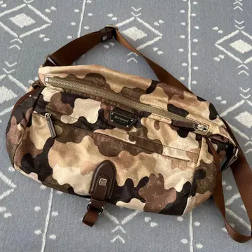 새상품급 러셋 카모플라주/카모플라쥬풍 패턴 다수납 숄더백