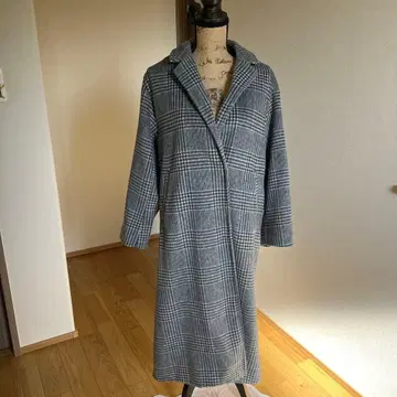 그레이 계열 체크 더블 브레스트 롱 코트