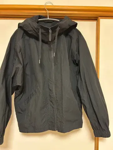 UNIQLO U 블랙 나일론 자켓 후드 부착