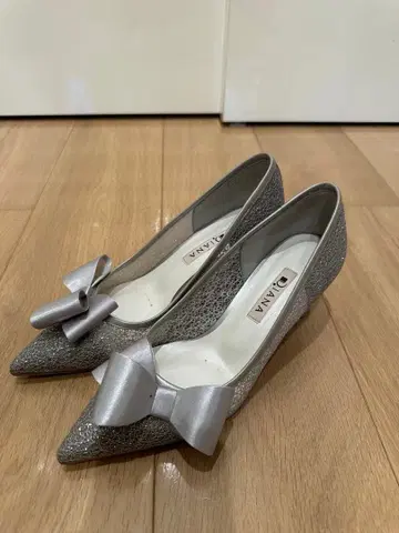 DIANA 실버 리본 포함 펌프스