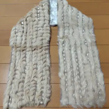 잉게보그 새상품급 베이지 계열 토끼 뜨개질풍 스톨