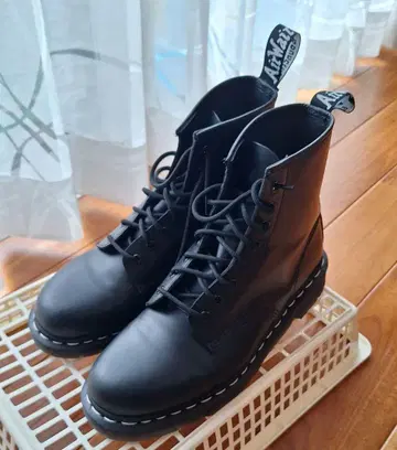 닥터마틴 1460 화이트 스티치 8 홀 부츠