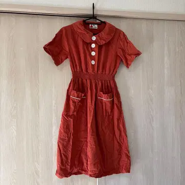 오렌지 컬러 반팔 무릎 기장 원피스