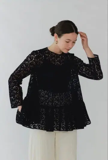 [미사용품] yori 25aw 플로키 레이스 티어드 블라우스 네이비 36