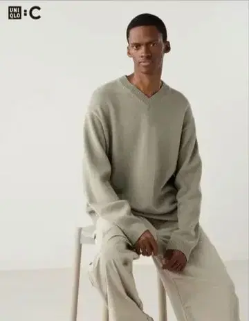 완판템 미사용 유니클로C 릴랙스 V넥 스웨터