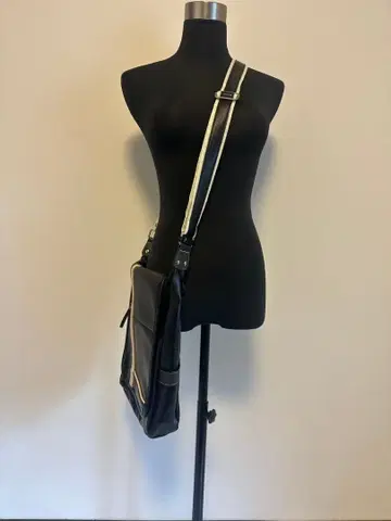 숄더백 블랙과 화이트 합성 피혁