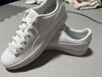 화이트 로우컷 스니커즈