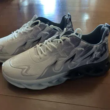 새상품 러닝화 30cm 작음 화이트 블랙