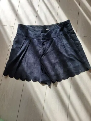 KARMA 네이비 스캘럽 헴 가죽 숏팬츠