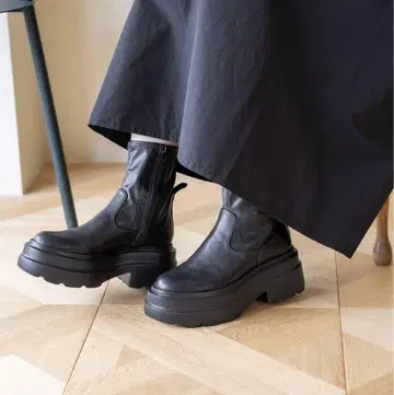 블랙 가죽 통굽 숏부츠