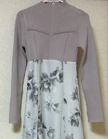 머큐리 듀오 플라워 도킹 롱 슬리브 원피스 베이지