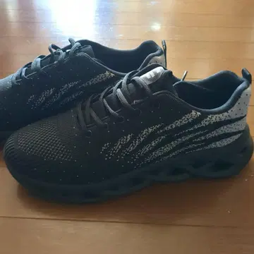 새상품 러닝화 30cm 작음 블랙