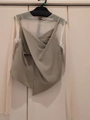 레이어드 스타일 쉬폰 긴팔 상의 카키