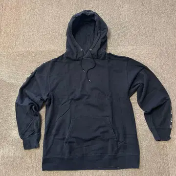 X-LARGE 블랙 후드티 소매 로고 디자인