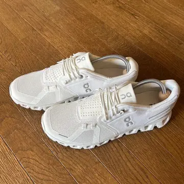 On 화이트 스니커즈