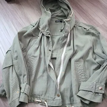 새상품 ZARA 카키 후드 부착 자켓