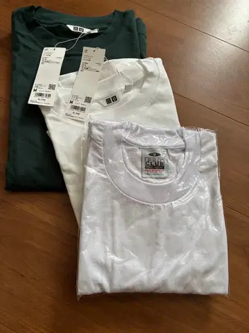 PRO CLUB 헤비 웨이트 T셔츠 와 UNIQLO의 코튼 T셔츠