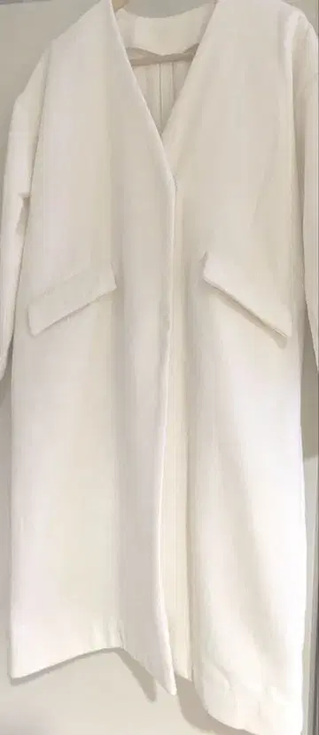 화이트 롱 코트