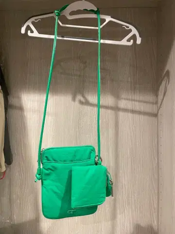 그린 숄더백 지퍼 포켓 부착