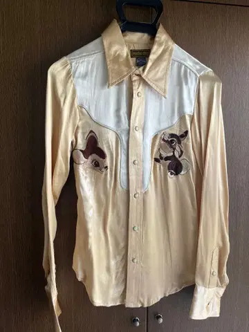 밤비 자수 크림색 새틴 셔츠