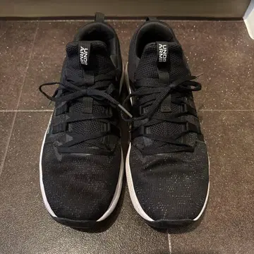 언더 아머 블랙 스니커즈