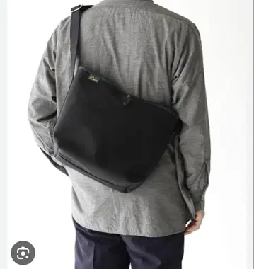 브래디 킨로스 미디엄 숄더백 블랙