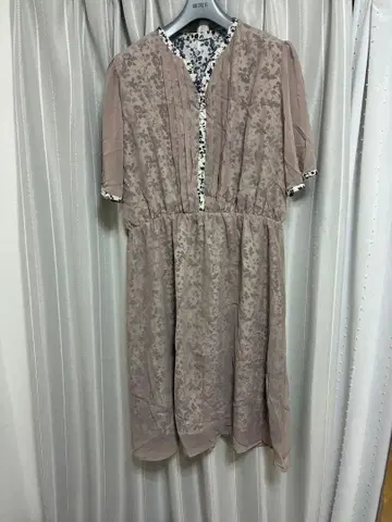 연한 핑크 꽃무늬 시어 원피스 오부 소매