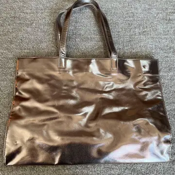 메탈릭 브라운 색상의 토트백
