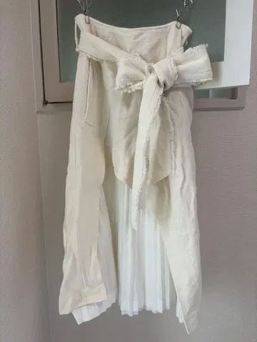 ELENDEEK 리본 포함 스커트 화이트 플리츠 스커트