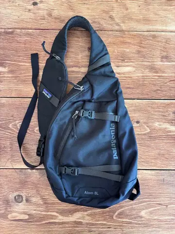 새상품급 patagonia Atom 8L 백팩 블랙