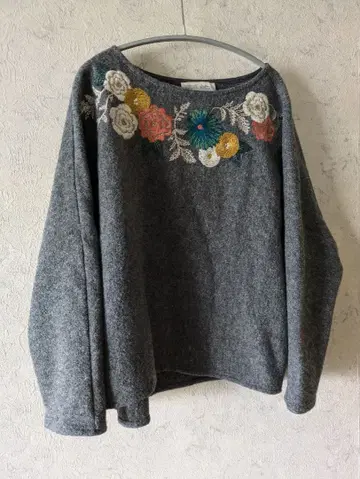 꽃무늬 자수 그레이 긴팔 니트 비어즐리 BEARDSLEY