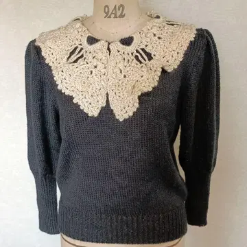 레이스 카라 부착 블랙 스웨터 (손뜨개질)