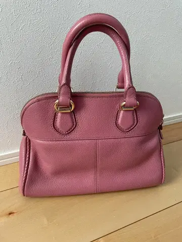 콜한 핑크 핸드백