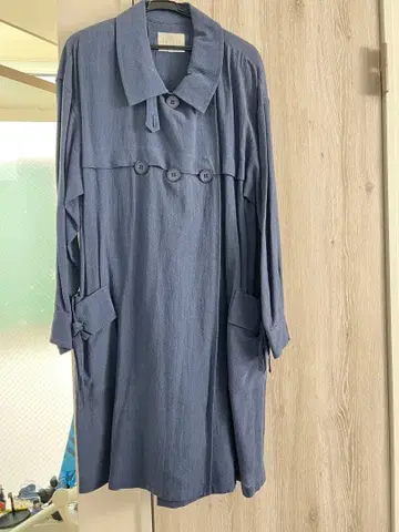 다크 블루 롱 코트 버튼 포함