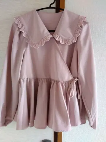 Fit more 스캘럽 프릴 칼라 카슈쿨 블라우스